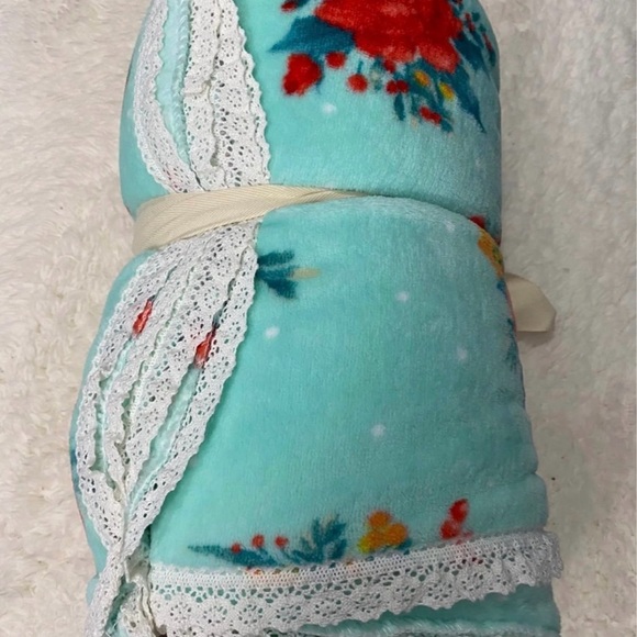 Cheerful Rose Velvet Plush Oversized Throw 50 x 72. - Picture 2 of 7